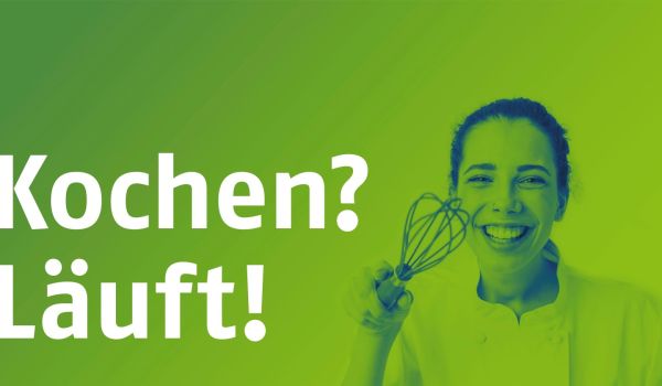 Nahaufnahme einer Frau mit dunklen Haaren und einem Lächeln, die einen Schneebesen in der Hand hält. Sie trägt ein weißes Kochoutfit. Der Hintergrund ist ein grüner Farbverlauf mit dem Text "Kochen? Läuft!" in weißer Schrift.