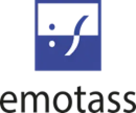 Logo von 'emotass' mit blauem Quadrat, das abstrakte weiße Elemente enthält, und dem schwarzen Schriftzug darunter.